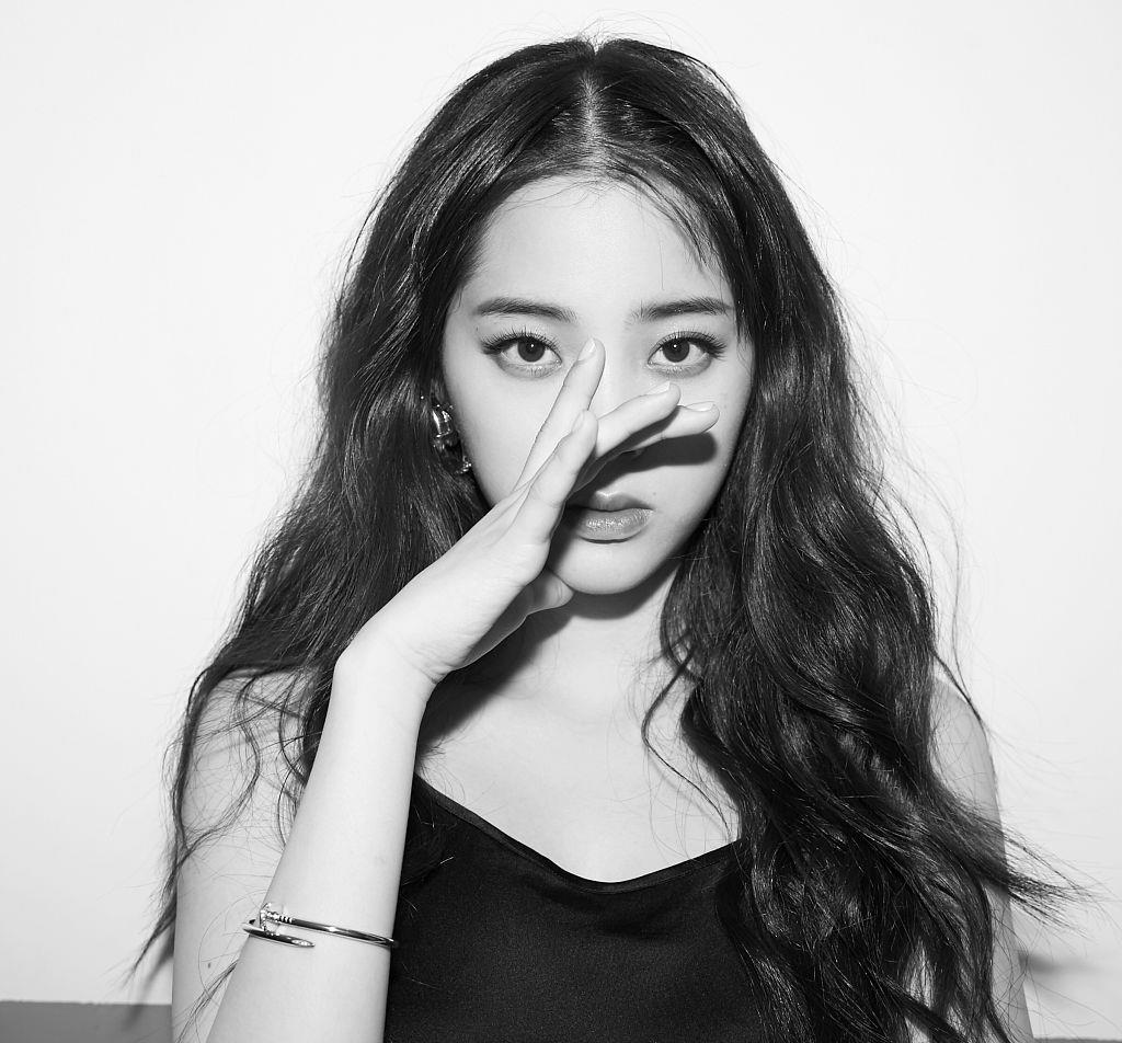 黑白个性写真眼神灵动妩媚撩人