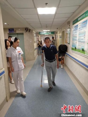 四川长宁地震重伤员康复出院：回去还要做凉糕