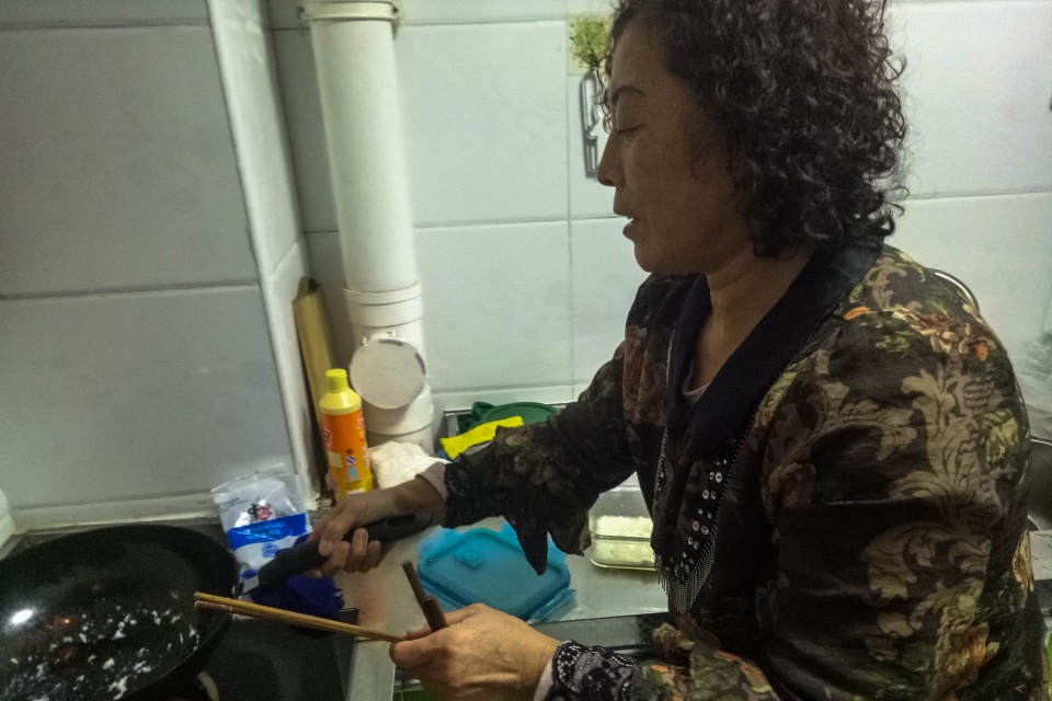                     原创            女孩奇痒难忍被绑住手脚，拔输液管后被救，痛哭：我恨爸爸妈妈