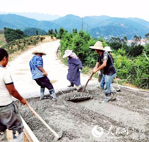 西林县鲁维村第一条水泥硬化生产道路即将通车