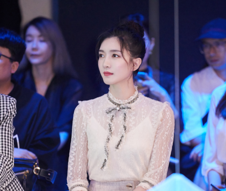 原创33岁江疏影化身梦幻公主,一袭西装裙美腿藏不住,温婉可人好惊艳