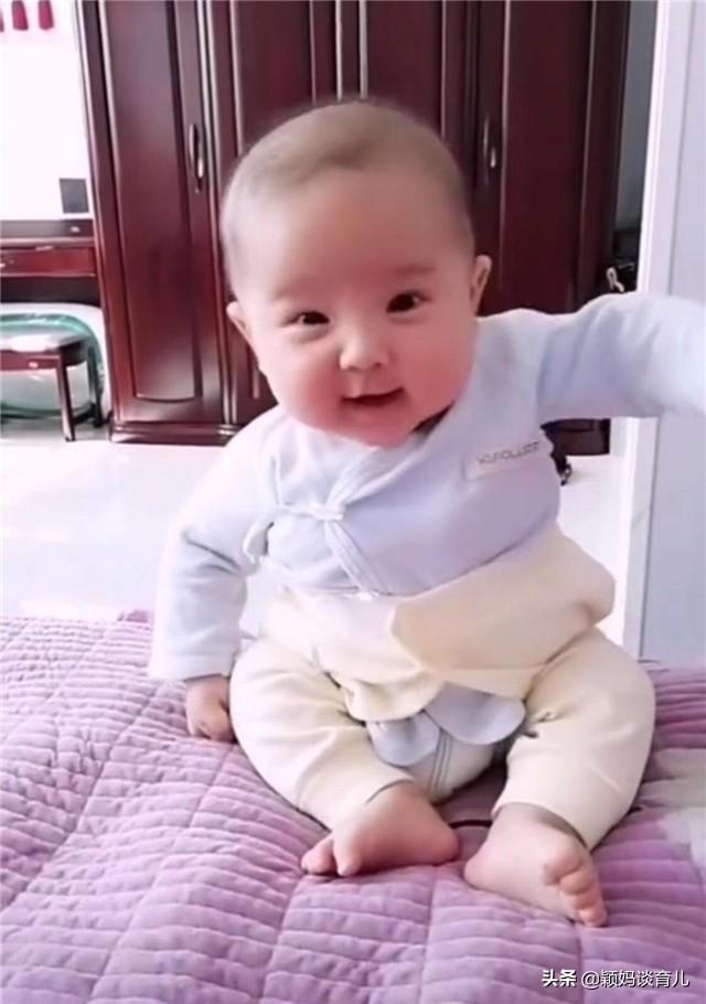                     多大宝宝会独坐？医生：太早太晚都不好，这个阶段正合适