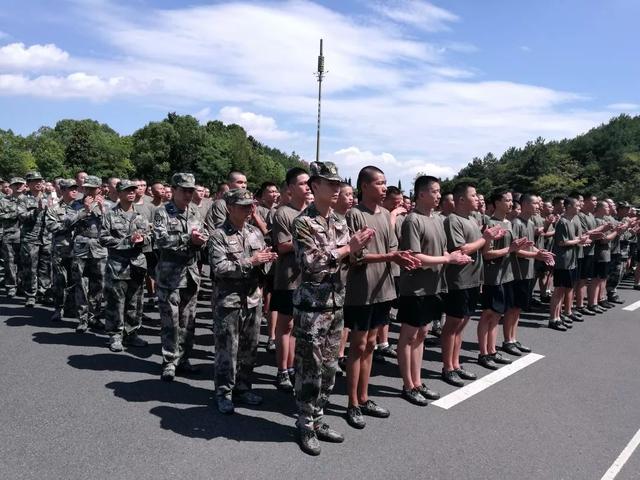 烈日下站立25分钟,14人"晒晕,义乌421名预定新兵提前体验军营生活