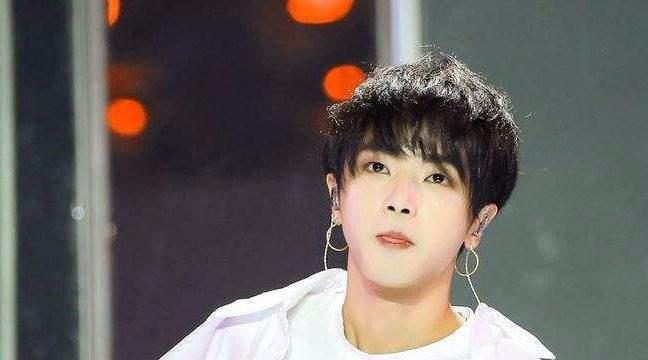 华晨宇早年视频被扒出,刘美含哄他起床,粉丝 心都碎了,想哭 首歌