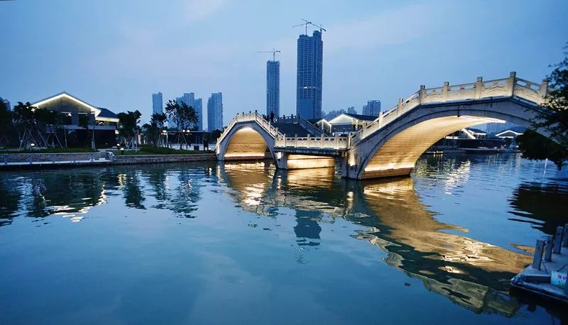 旅游型城市如何做大经济总量_旅游风景图片(2)