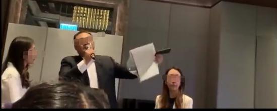 疑似龙湖业主业绩会哽咽维权 质问高管：你知道不知道龙湖雇人打我们？