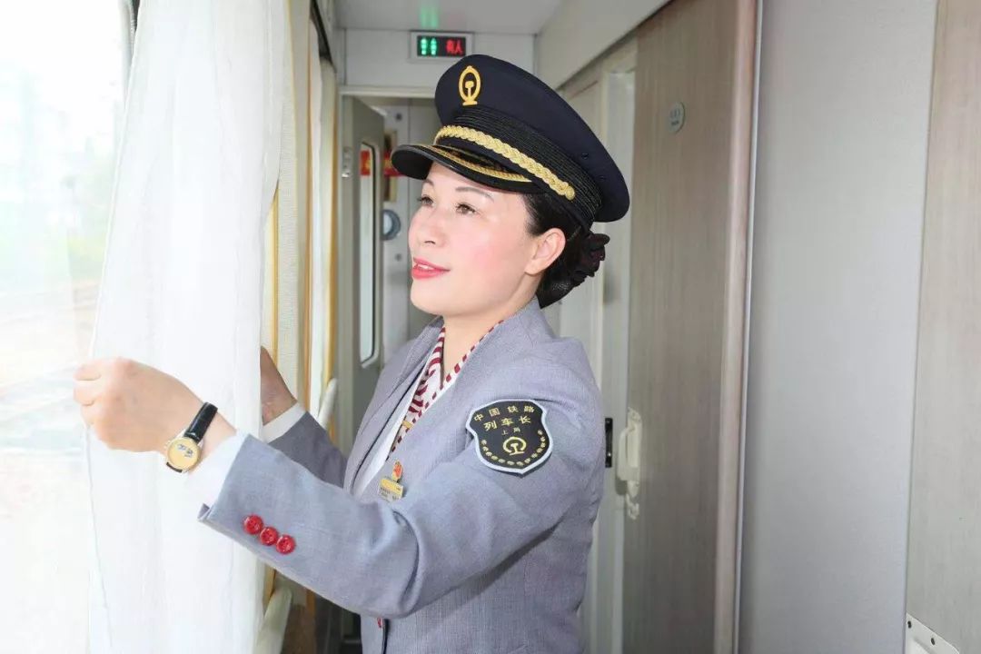 最美列车长绿皮列车上值乘1200多趟她每趟车都要做一件好事
