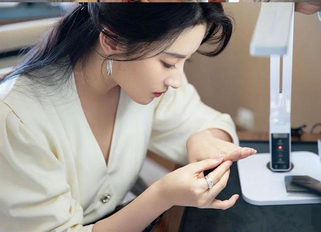 纯洁灵动,肤白貌美,眼神清澈,气质高贵,一个