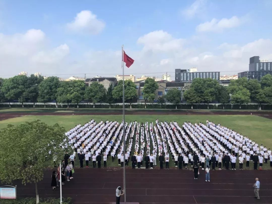 区镇首次初一新生全体都有立正军训开始了