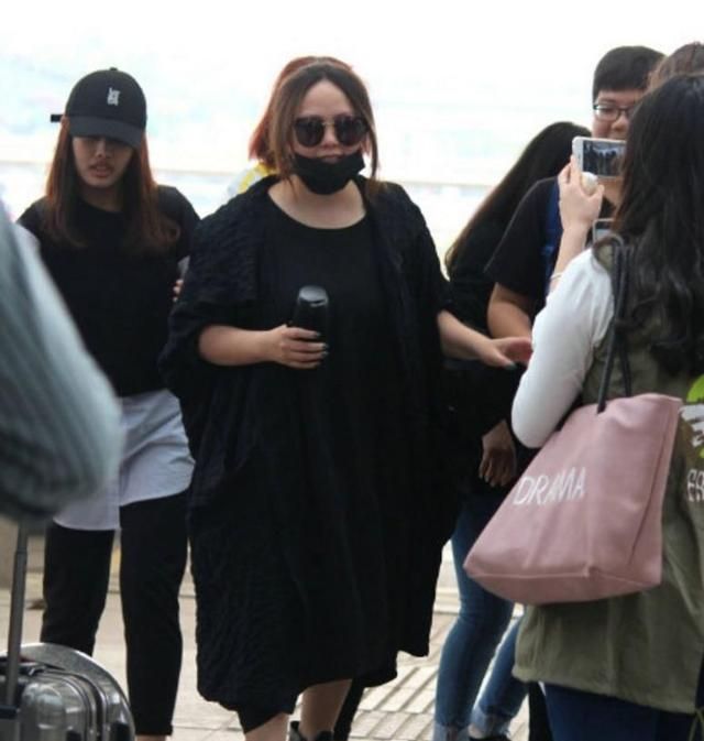 张惠妹来京巡演，不修图挺实在，穿黑裙更敦实了？