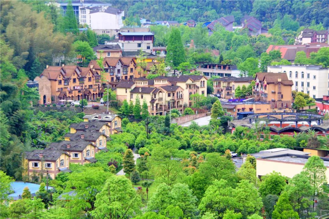 同时入选的邛崃市平乐镇和大邑县花水湾镇,虽然都是旅游小镇,但主打