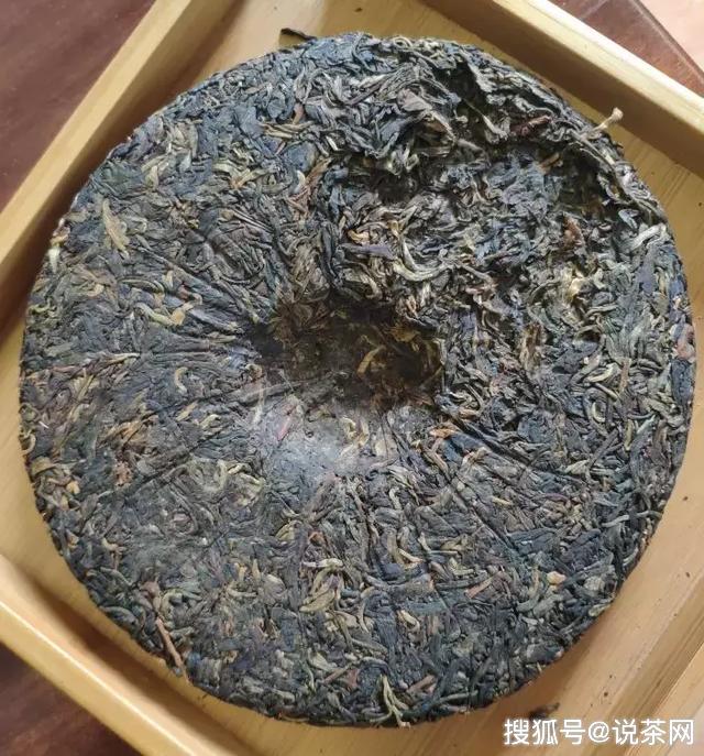 为何刚压好的普洱茶饼，香气没有散茶好？