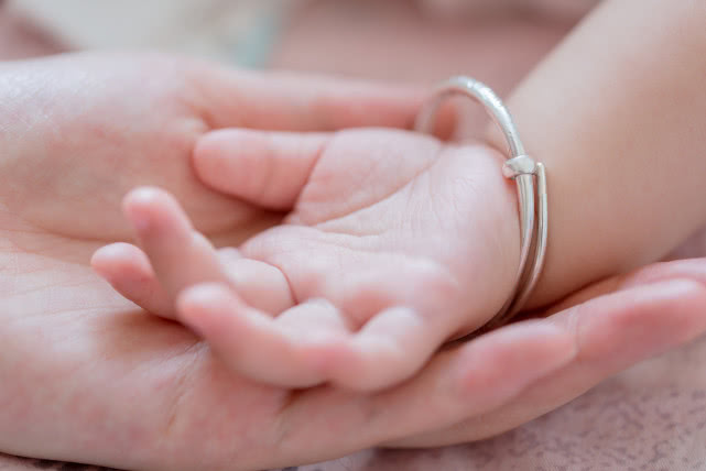                     原创            宝宝出生丑哭宝妈，网友劝宝妈别扔先养养，三个月后打脸宝妈！