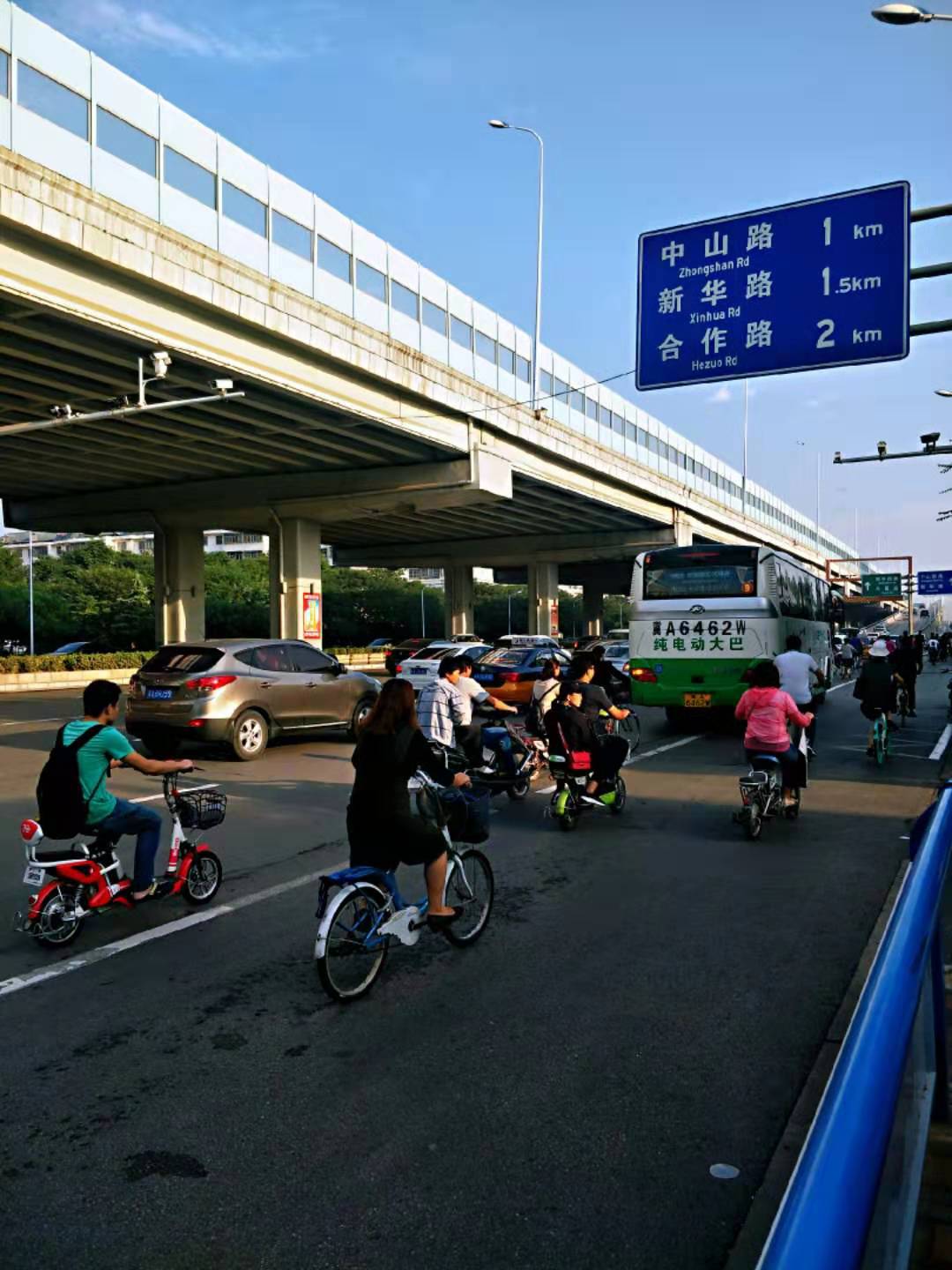 石家庄二环路过,  抬望眼碧空万里,  白云飘落.