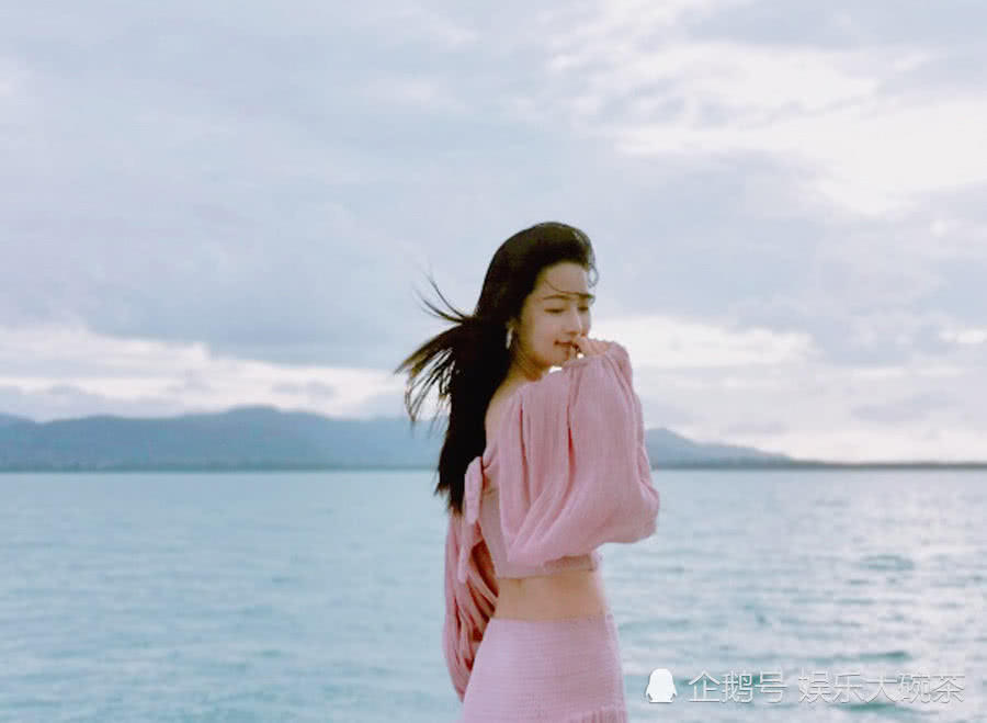 李沁再次与大海邂逅,一身假日穿搭细腰抢镜,风吹秀发十分唯美