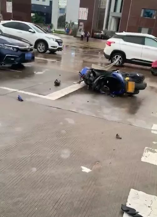 揭阳一摩托车飞速行驶和小车相撞,行车记录仪拍下恐怖