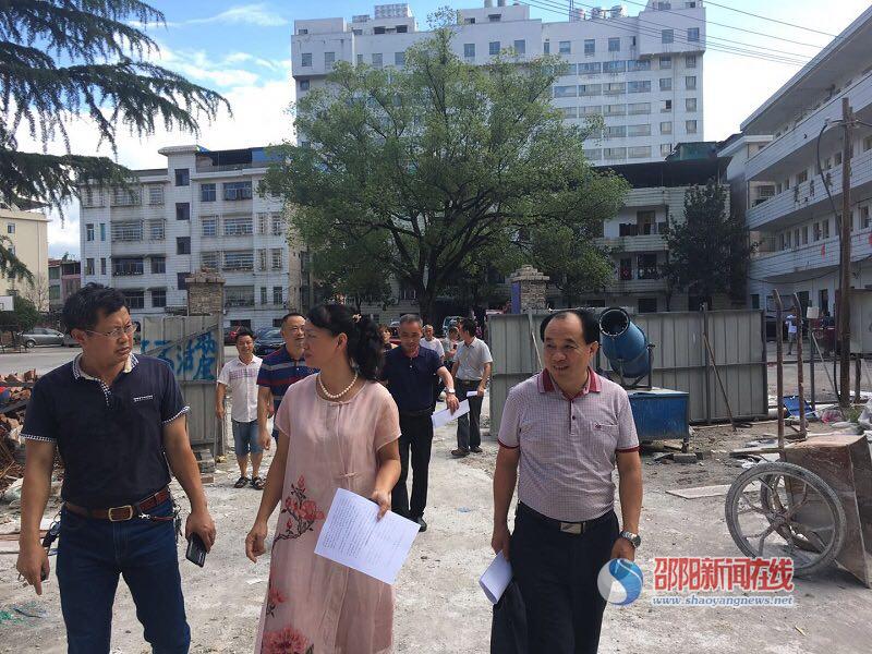邵阳市人大科教文主任龙飞云率队调研新宁县化解大班额及芙蓉学校建设