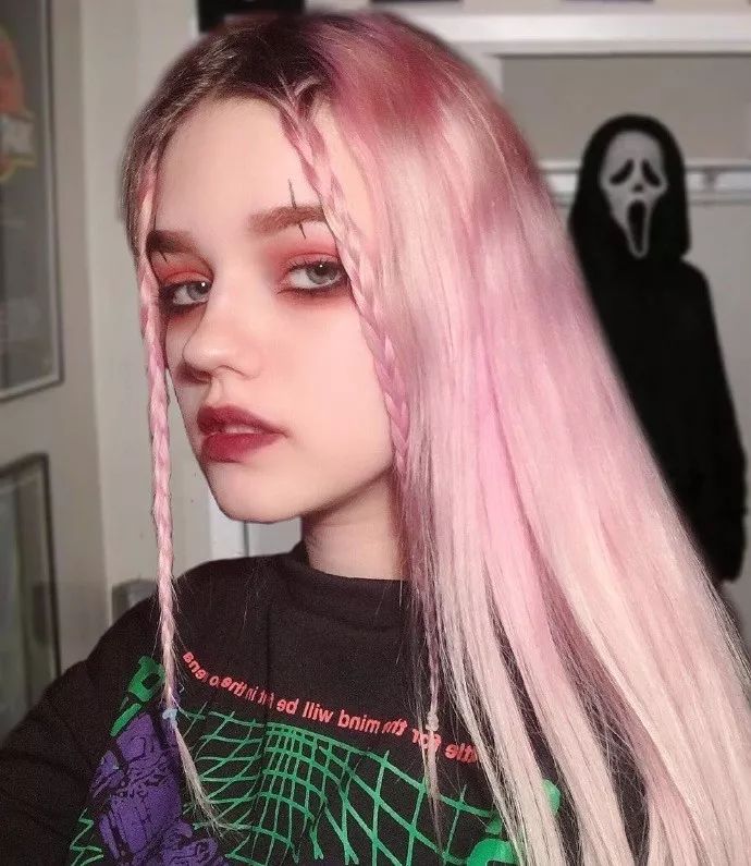 俄罗斯18岁的少女把头发当成调色板,把脸当画