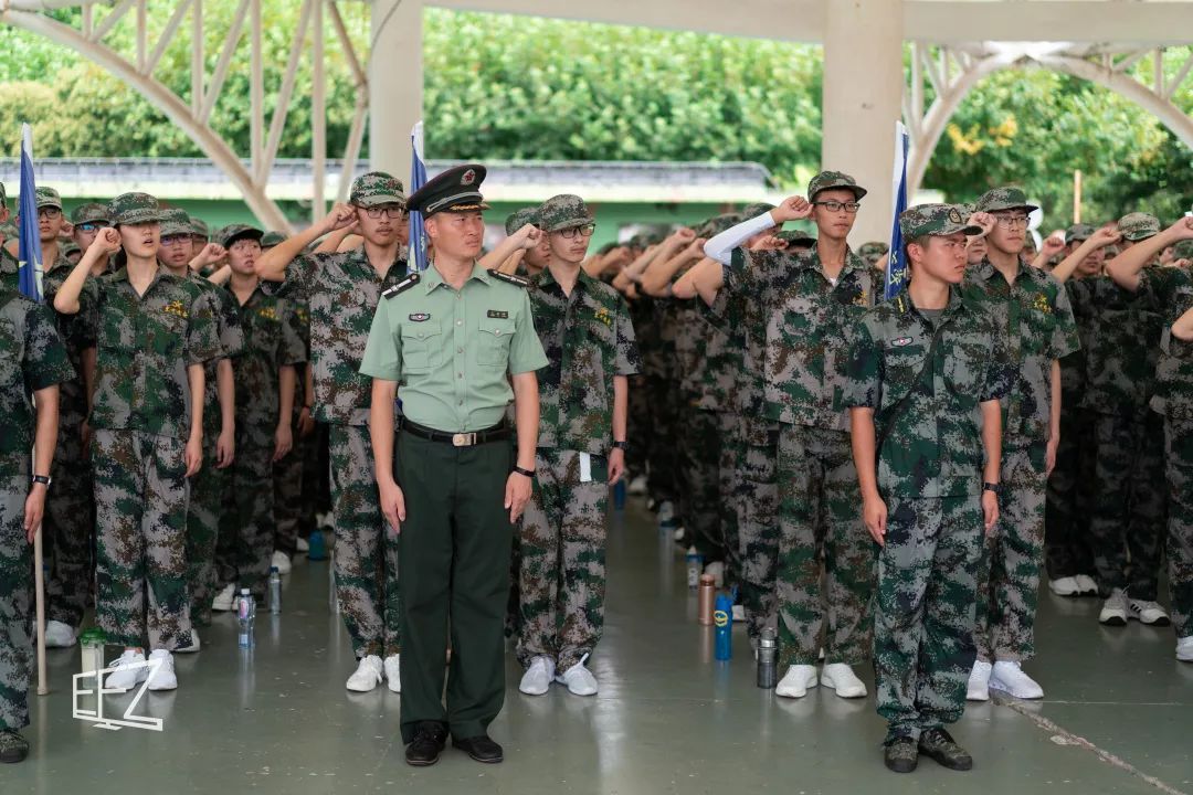 仪式结尾,教官带领全体同学进行宣誓.大家都很认真呀!