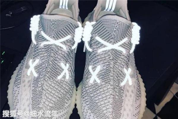 最近在抖音上面很火的yeezy 350 kaws鞋带绑法其实很简单,由于椰子350