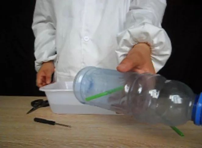 科学实验 | 两根吸管造个迷你"抽水机",带孩子探寻压强的奥秘