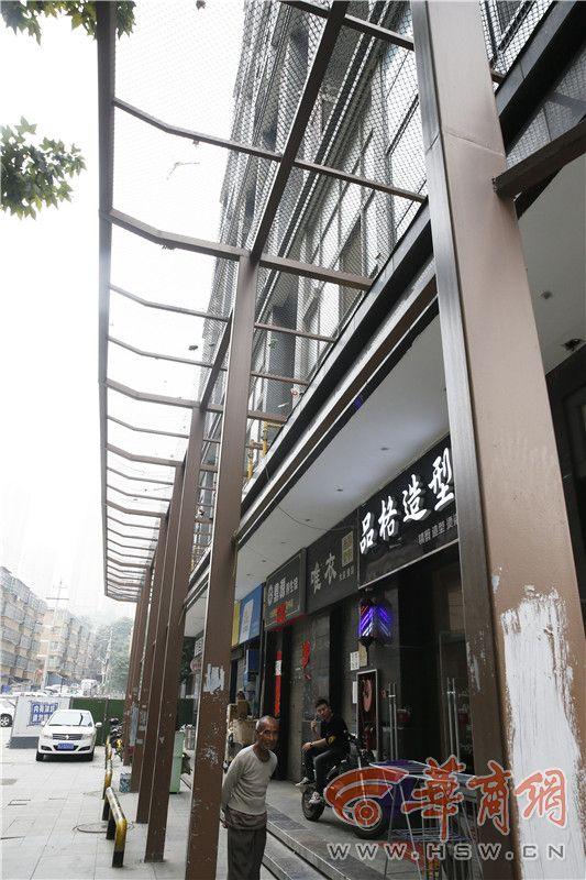 为治高空抛物 这小区装上钢丝防护网