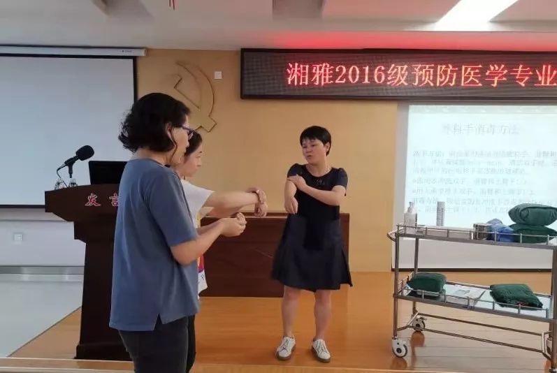 (图为佘俊文老师与同学们互动讲解无菌操作知识(图为莫代芬老师讲解