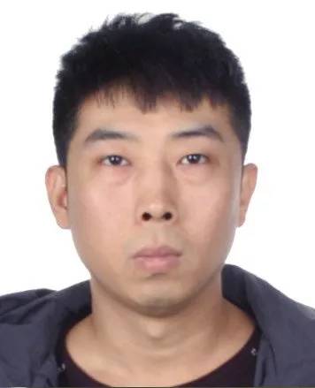 犯罪嫌疑人情况如下:路鑫,男,37岁,身高1米7左右,中等体态,短发.