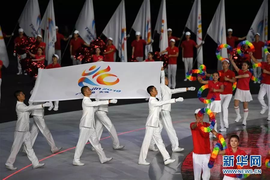 国第十届残疾人运动会暨第七届特殊奥林匹克运动会会旗进入开幕式现场