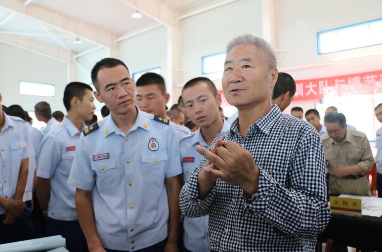 新疆美术家协会会员,新疆书法家协会会员—曹昌学老师.