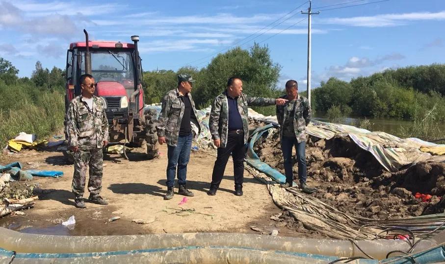 饶河农场场长王绍锋深入第五中心作业站防汛抗灾一线检查指导防汛减灾