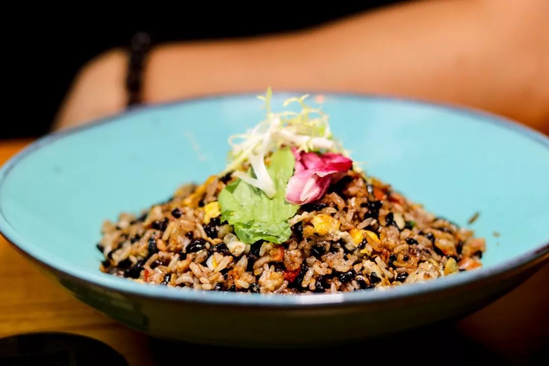 珠海3位美女直播打卡燃爆新香洲的仓储式自选