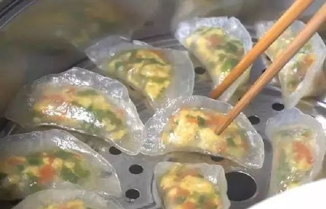 包饺子不再用面粉,饺子晶莹剔透,孩子直呼吃不