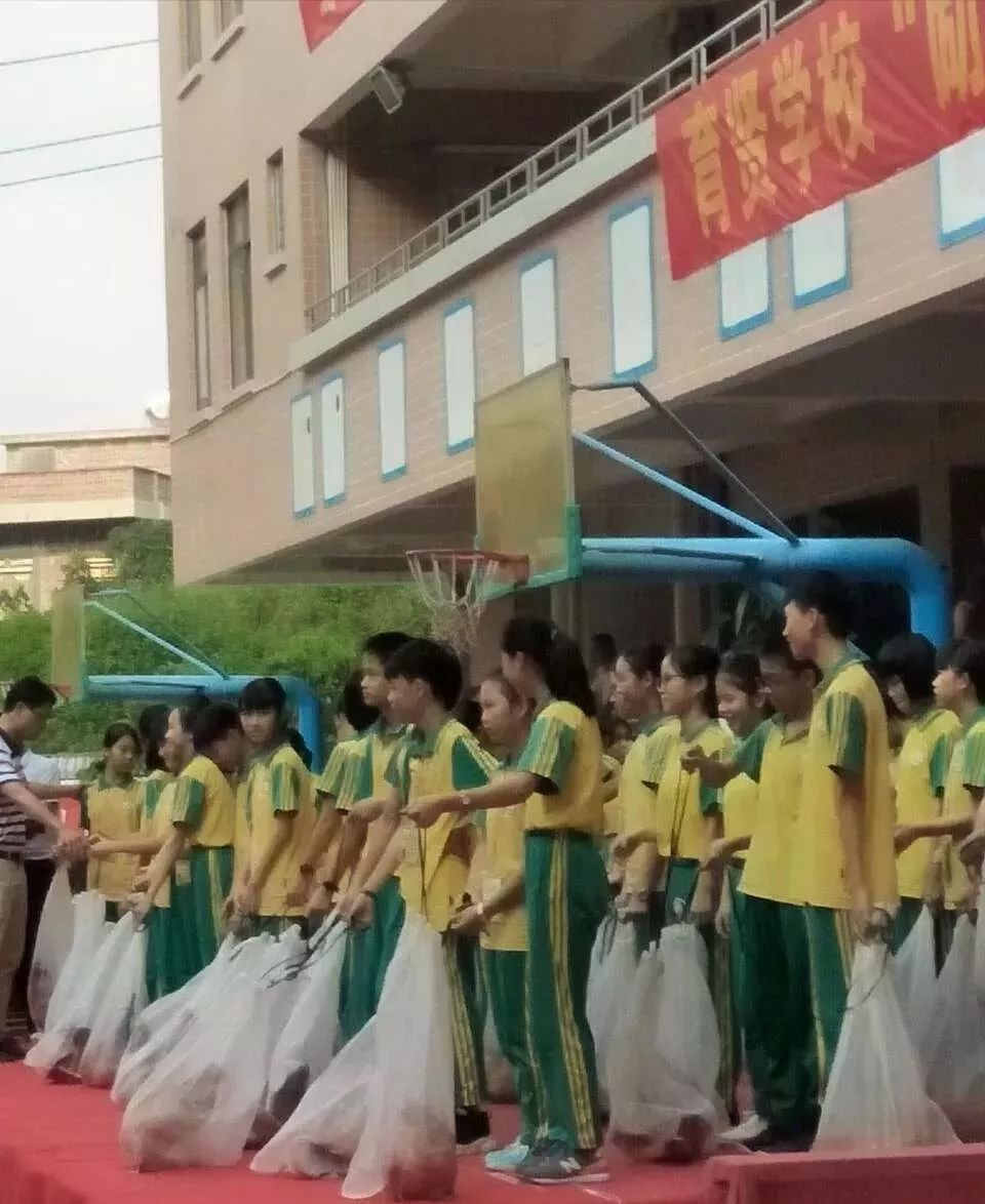 茂名电白区育贤学校,给七年级考试优秀的前50名学生人手发了一个大肥