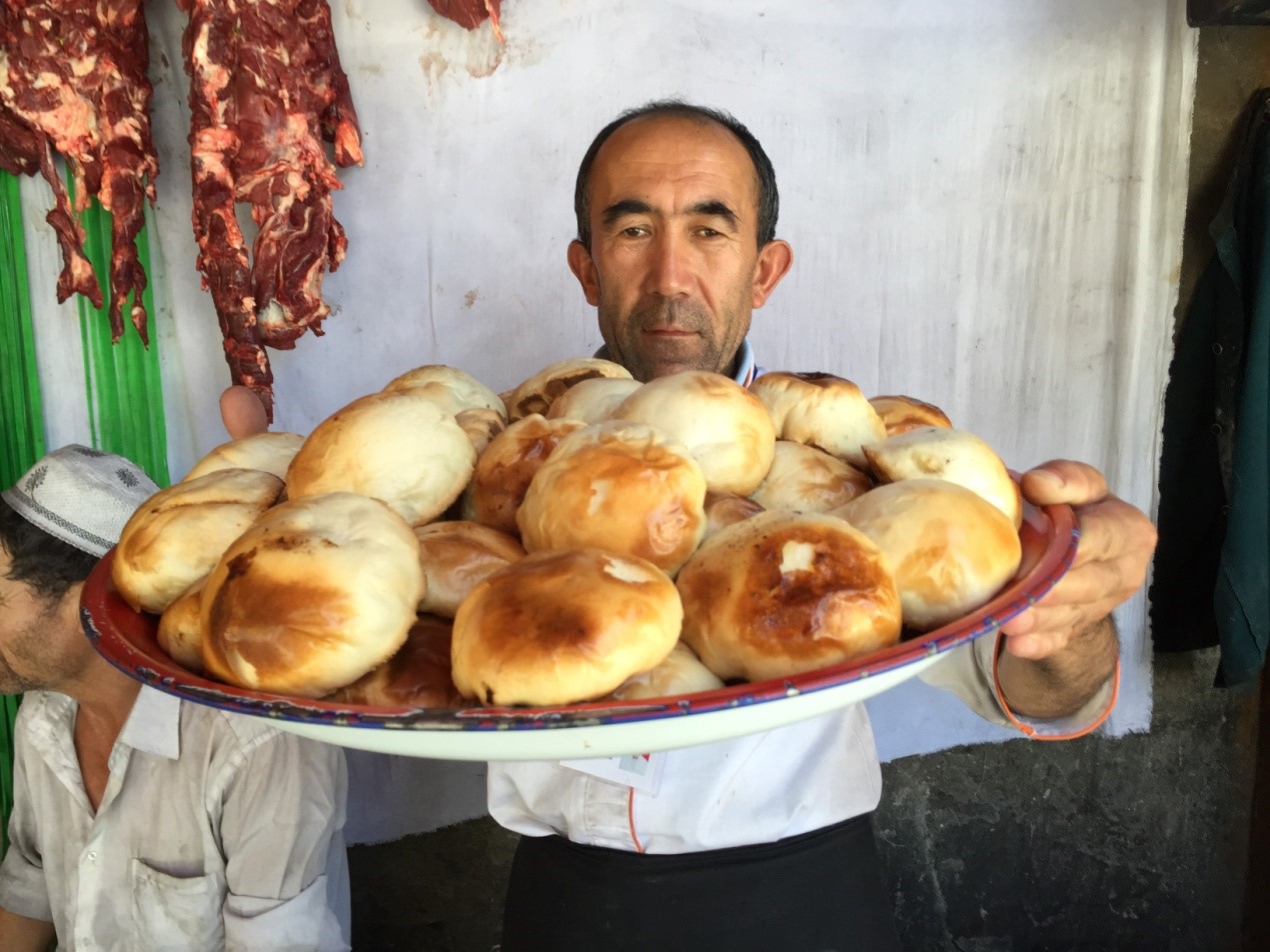 新疆大街小巷的美食—烤包子