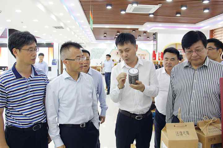 走进生产车间,沈恩东详细了解了黑木耳筛选,加工的过程,查看了黑木耳