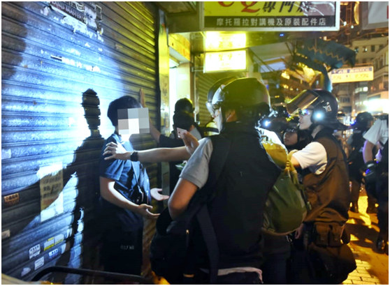 港媒：香港激进示威者连续4晚围深水埗警署，警方昨晚拘4人