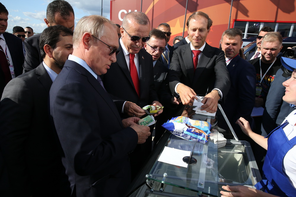 俄土总统参观莫斯科航展品尝冰激凌
