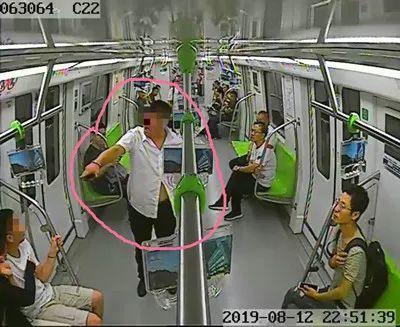 南京地铁一醉酒男殴打乘客，不敌后抱着民警哭诉：“为我做主”