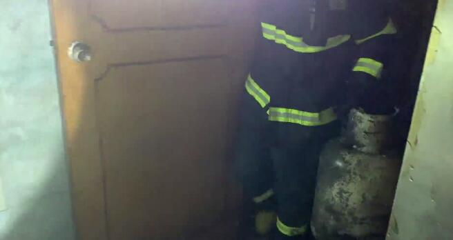 惊险！长沙一废品站突发火情，消防员徒手抢出3个液化气罐