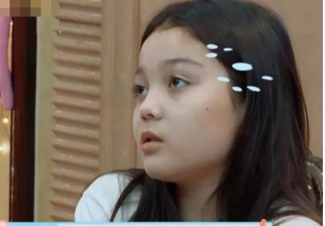 麦迪娜的长相够有混血感了,当看到她的外甥女