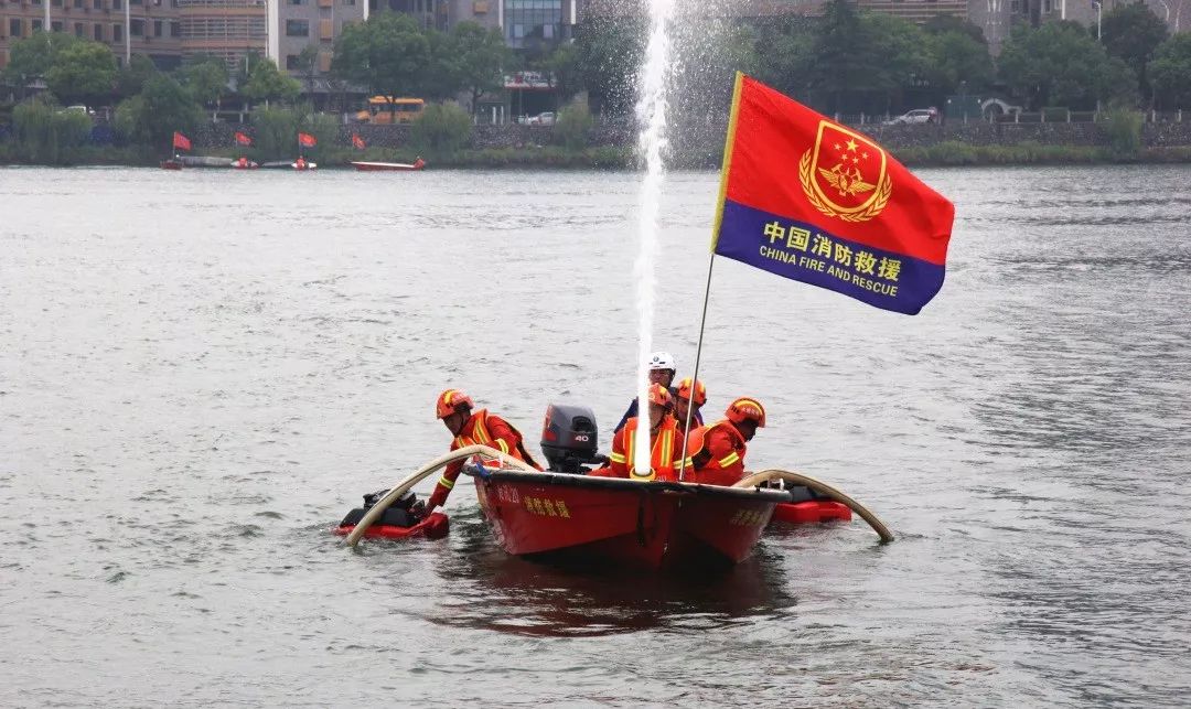 8月26日,永州市消防救援支队在永州市冷水滩区平湖水域成功举办2019年