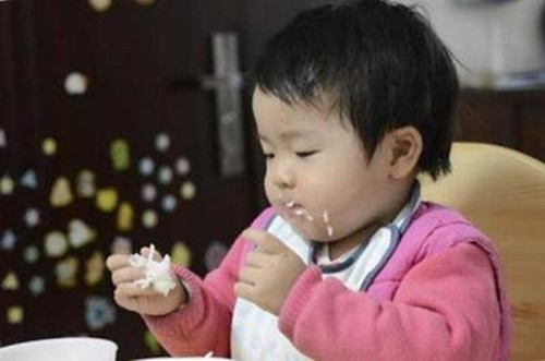                     宝宝睡觉磨牙，饭量大身体却瘦弱，不是营养不够，到底是为什么？