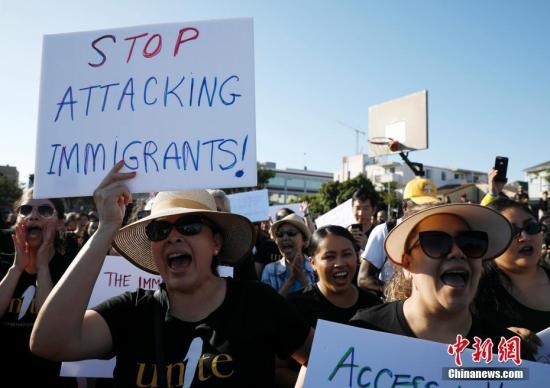 数百亚裔移民奥克兰集会抗议特朗普政府“公共负担”新规