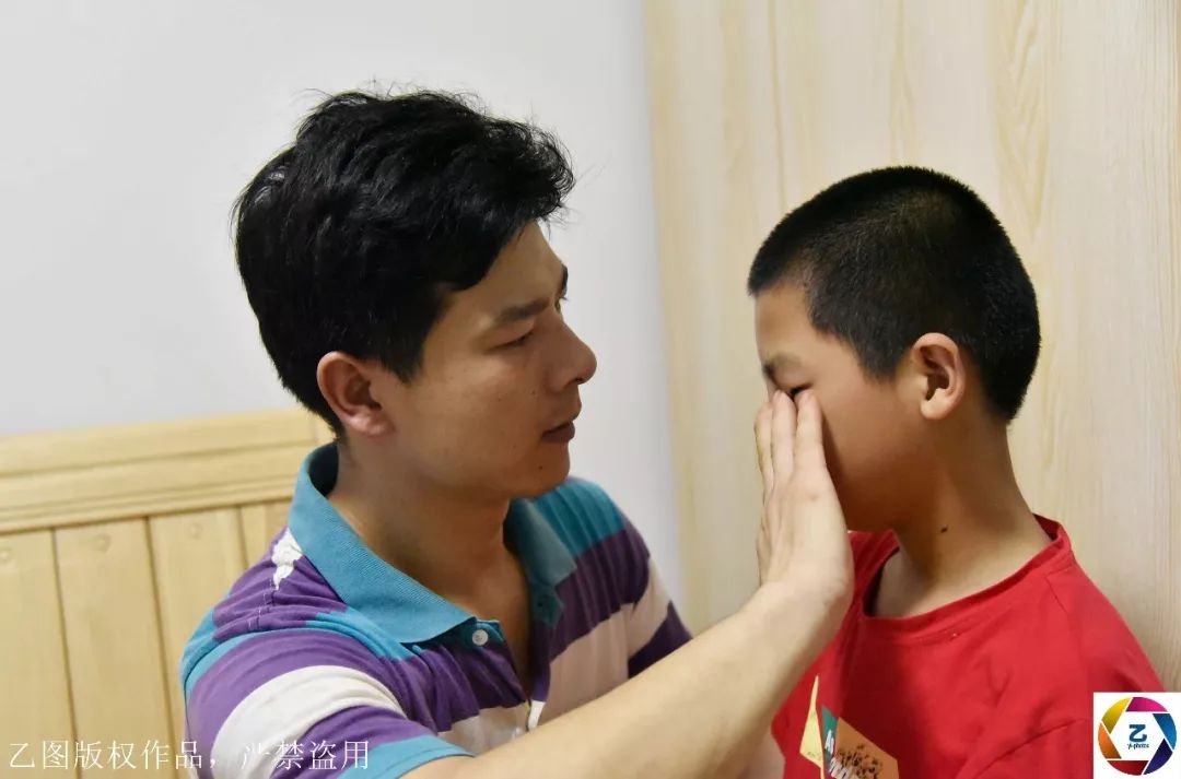                     原创            留守娃进城探望妹妹，想留下为她捐骨髓遭爸爸掌掴：还轮不到你