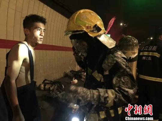 浙江一货车隧道自燃致5死31伤当地全力救治伤员