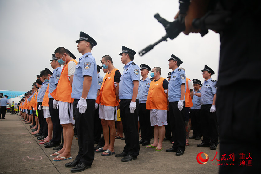 重庆警方从柬埔寨押解150名诈骗嫌疑人回国