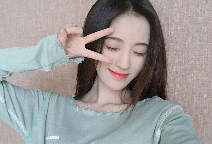 迷人的舞姿与美丽的歌声,获得了一大票的好评,这是什么神仙女孩呀!