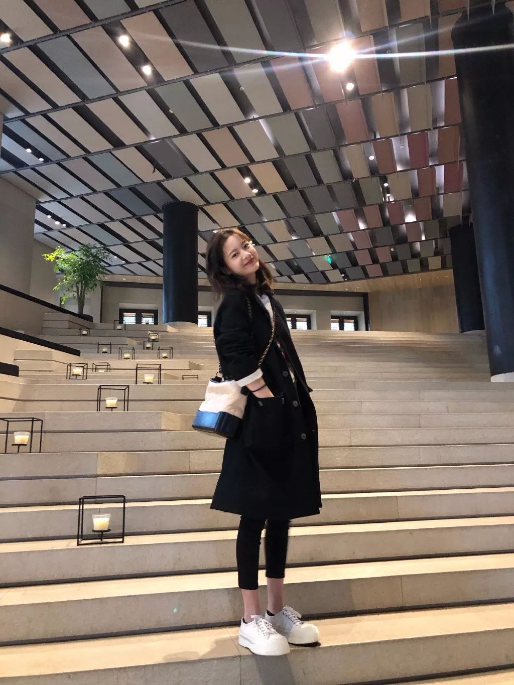超短发造型的李庚希,五官更显精致了,不过还是带着