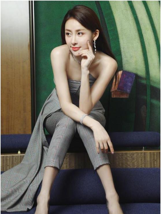 贾清的"鱼鳞"美甲真漂亮,时尚又靓丽,网友:学到了!